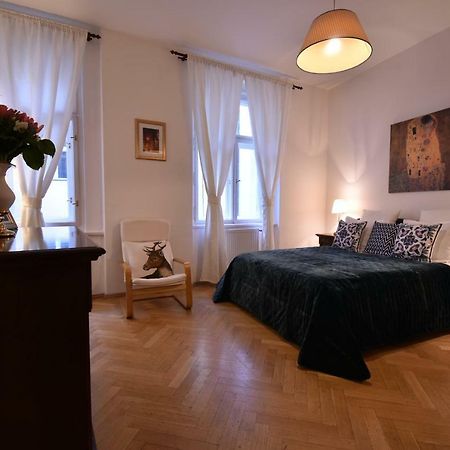 Ferienwohnung Cozy Flat By The Astronomical Clock Prag Exterior foto