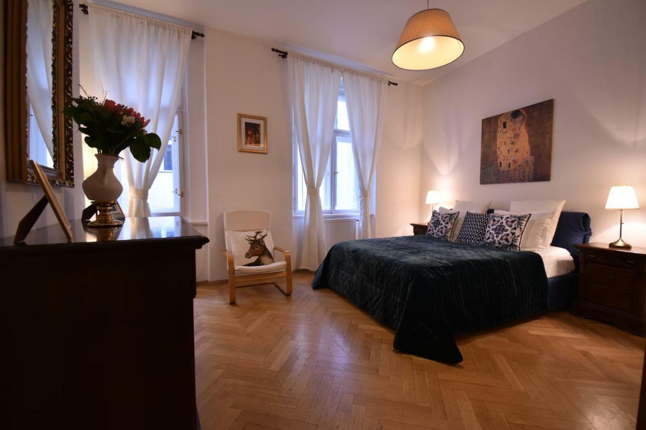 Ferienwohnung Cozy Flat By The Astronomical Clock Prag Exterior foto