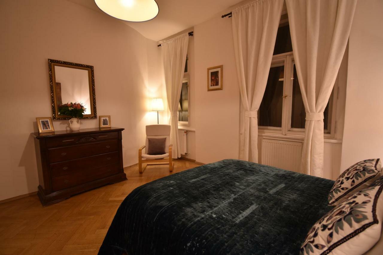 Ferienwohnung Cozy Flat By The Astronomical Clock Prag Exterior foto